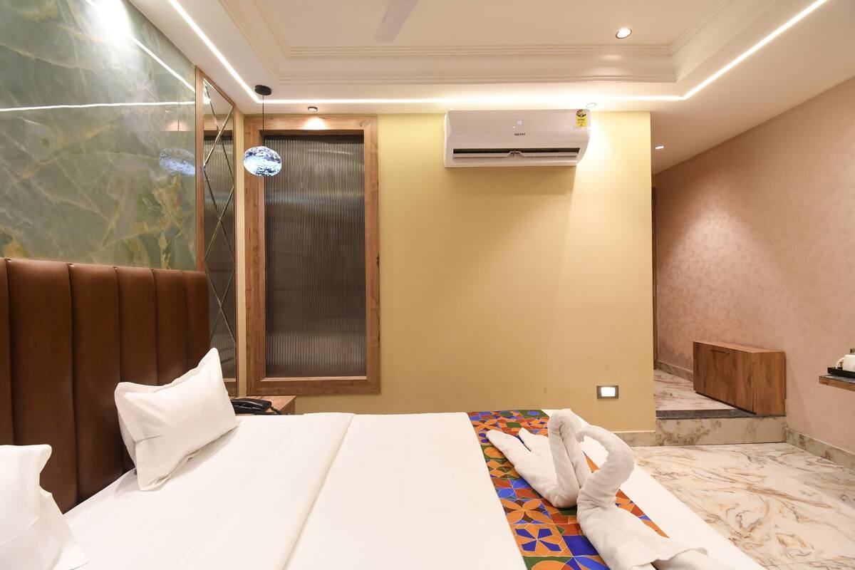 Quarto casal executivo, vista para a cidade | Wi-Fi de cortesia, roupa de cama