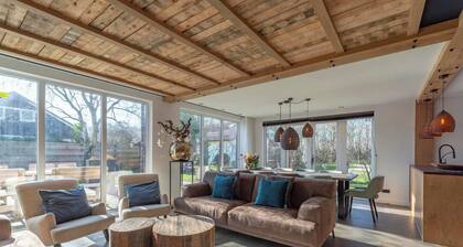 Villa in der Nähe holländischer Dünen mit Garten