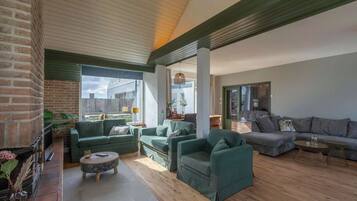 Een televisie en een open haard