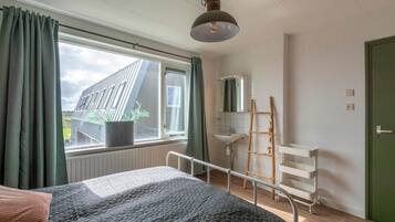 6 bedrooms, travel crib