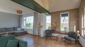 Een smart-tv en een open haard