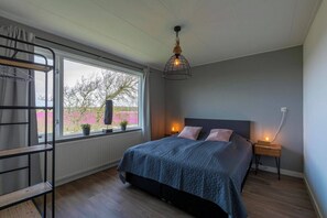 6 bedrooms, travel crib