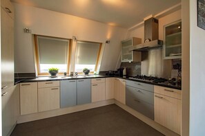 Køleskab, mikrobølgeovn, kogeplade, opvaskemaskine