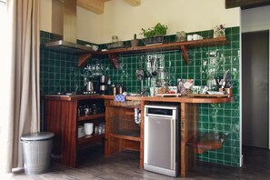 Coffee/tea maker, fridge, oven, stovetop