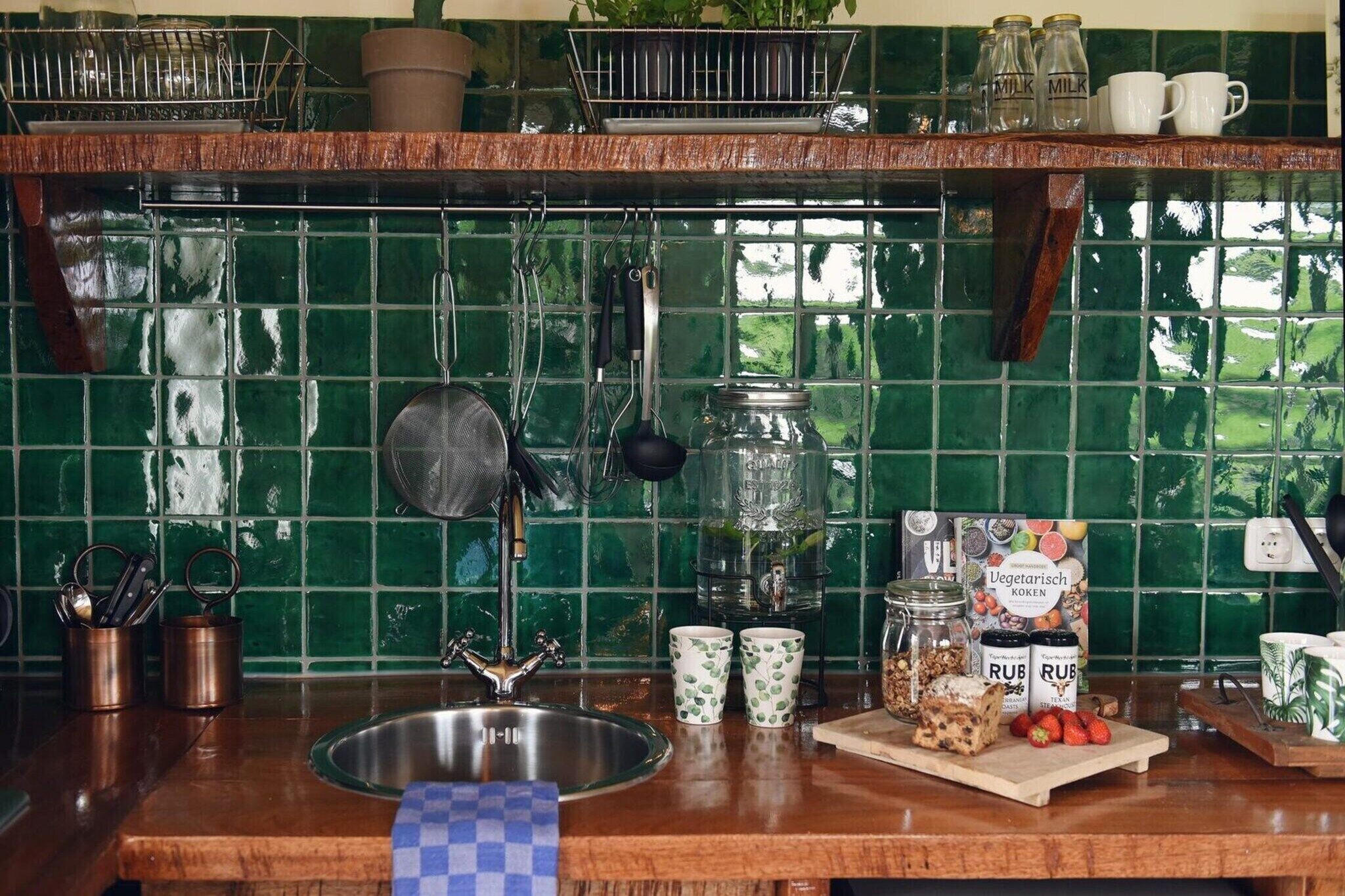 Wasserkocher mit Kaffee-/Teezubehör, Kühlschrank, Ofen, Herdplatte