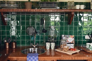 Cafetera y tetera, refrigerador, horno y parrilla de estufa 