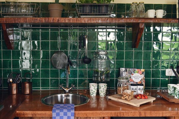 Coffee/tea maker, fridge, oven, stovetop