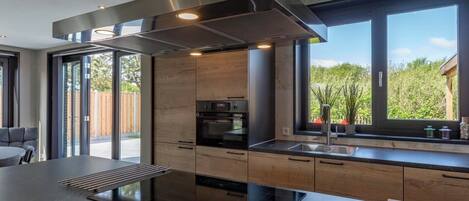 Frigorífico, microondas, placa de cocina y lavavajillas