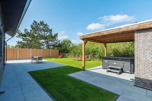 Outdoor dining - Villa near North Holland Beach with Jacuzzi (Julianadorp aan Zee)