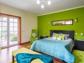 4 bedrooms, iron/ironing board, WiFi
