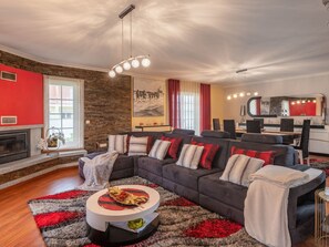 Una televisión, una chimenea