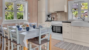 Een koelkast, een microgolfoven, een oven, een vaatwasser