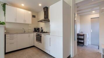 Een koelkast, een magnetron, een kookplaat, een vaatwasser