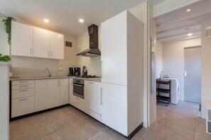 Kühlschrank, Mikrowelle, Herdplatte, Geschirrspüler