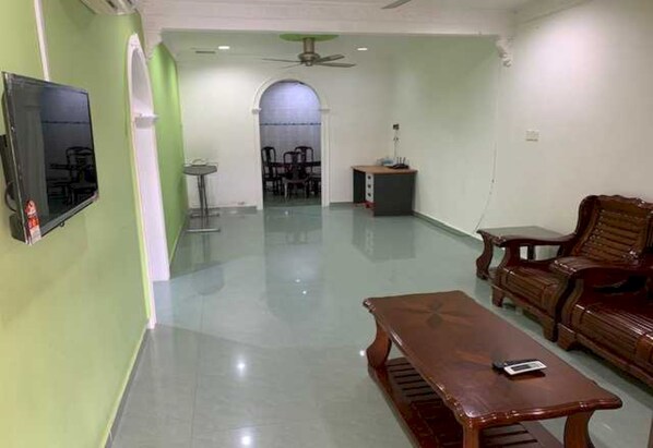 Room, 3 Bedrooms | 3 bedrooms, desk, laptop workspace, free WiFi