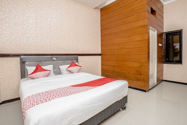 Standard Double Room | Free WiFi, bed sheets - Hotel O Central Batu Near Jatim Park 3 Formerly Bunga Matahari Hotel (Batu)