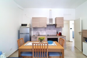 Køleskab, mikrobølgeovn, ovn, kogeplade