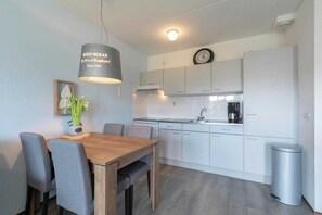 Micro-ondes, plaque de cuisson, lave-vaisselle, cafetière/bouilloire