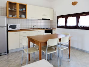 Refrigerador, microondas y utensilios de cocina 