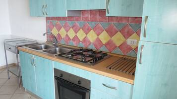 KĂŒhlschrank, Ofen, Hochstuhl, Kochgeschirr/Geschirr/Besteck