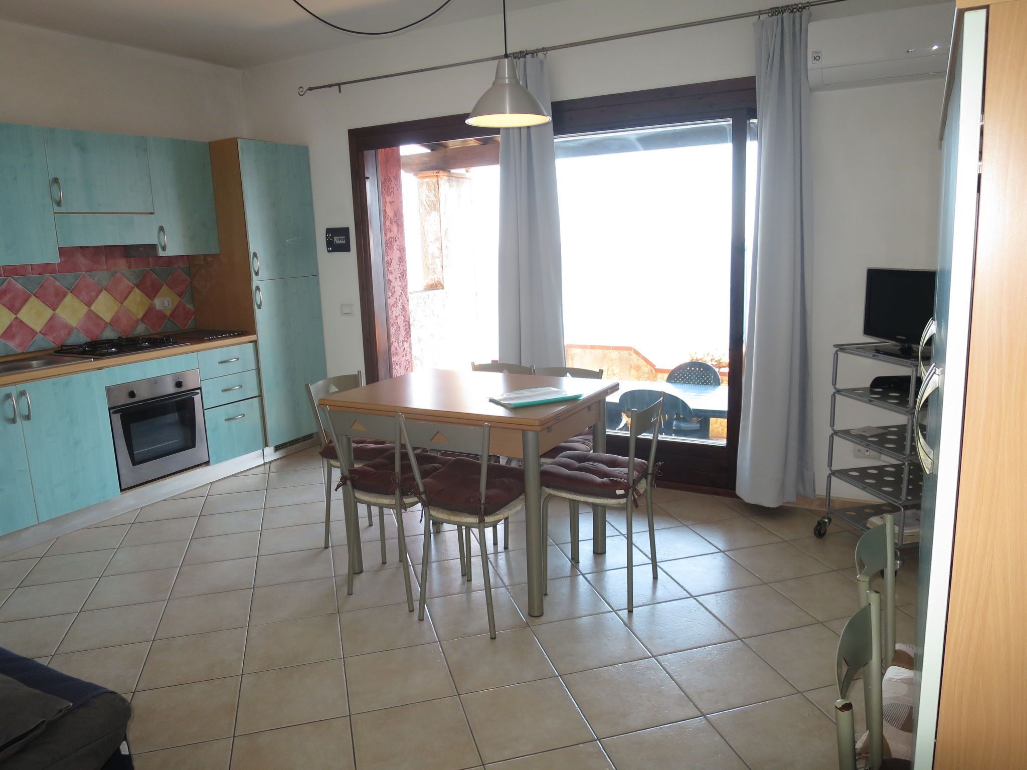 Kühlschrank, Ofen, Hochstuhl, Kochgeschirr/Geschirr/Besteck