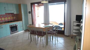 KĂŒhlschrank, Ofen, Hochstuhl, Kochgeschirr/Geschirr/Besteck