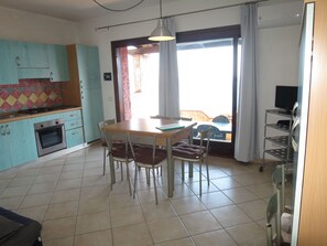 Kühlschrank, Ofen, Hochstuhl, Kochgeschirr/Geschirr/Besteck