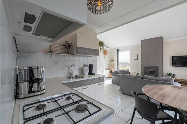 Réfrigérateur, micro-ondes, plaque de cuisson, cafetière/bouilloire