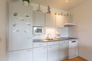 Fridge, microwave, oven, stovetop - Apartment in Callantsoog near the dunes (Callantsoog)