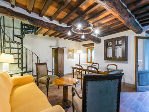 電視、壁爐、足球機