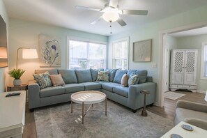 TV - 6 Min Walk to Beach! Dog & Family Friendly, Ground Level Duplex Unit w/ Bunk Room & Covered Deck (Isle of Palms)