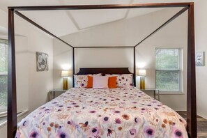 5 bedrooms, desk, iron/ironing board, travel crib