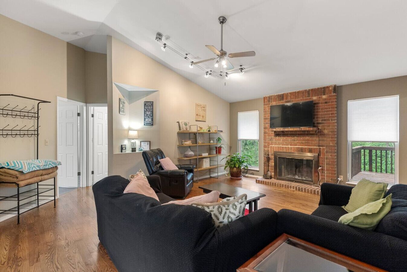 スマートテレビ、暖炉、書庫