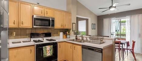 Refrigerador, microondas, horno, placa de cocina