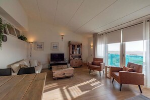 Smart TV - Bright Coastal Hideaway (Julianadorp aan Zee)