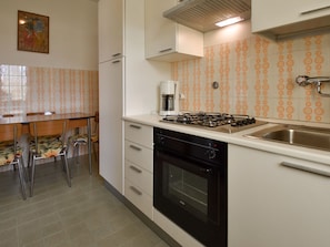 Refrigerador, horno y utensilios de cocina