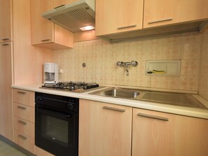 Kühlschrank, Ofen, Kochgeschirr/Geschirr/Besteck