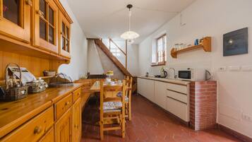 Fridge, microwave, dishwasher, cookware/dishes/utensils