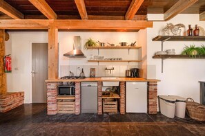 Wasserkocher mit Kaffee-/Teezubehör, Kühlschrank, Ofen, Herdplatte