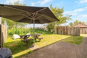Outdoor dining - Spacious apartment with garden (Callantsoog)