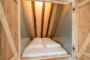 3 bedrooms, travel cot