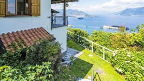 A house with a balcony overlooking a lake and mountains. - Ca' delle Isole by Interhome (Stresa)