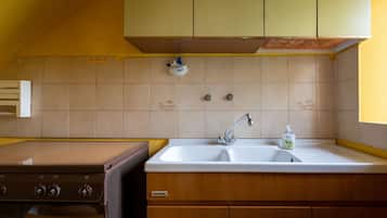 KylskÄp, ugn och grytor/köksredskap