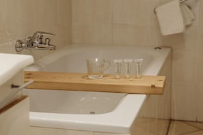 Douche, baignoire à remous, séchoir à cheveux