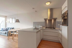 Frigorífico, horno, placa de cocina y lavavajillas