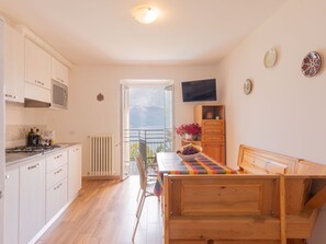 Kjøleskap, mikrobølgeovn og kjøkkenutstyr