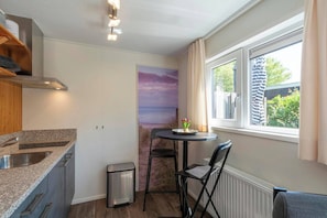 Réfrigérateur, micro-ondes, plaque de cuisson, cafetiÚre/bouilloire