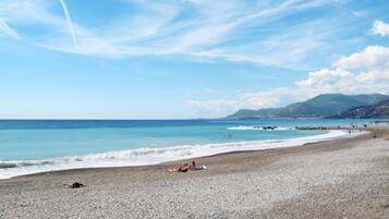 Una spiaggia nelle vicinanze