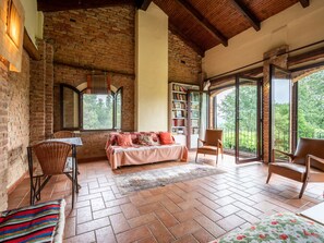 Televisión y chimenea 