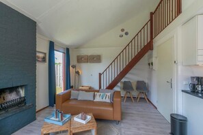 Smart TV, fireplace - Holiday Home Julianadorp near Beach (Julianadorp aan Zee)